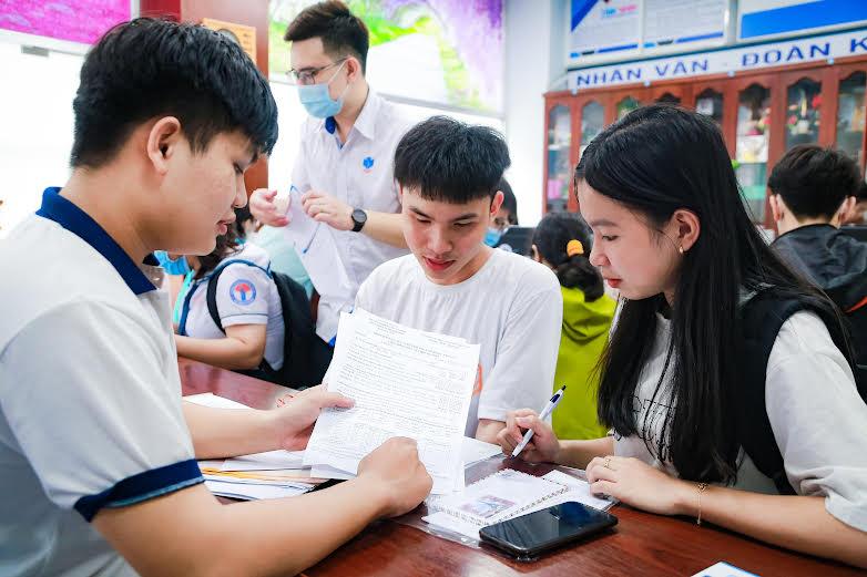 Thay vì giảm/bỏ chỉ tiêu xét tuyển bằng học bạ hãy kết hợp phương thức xét tuyển